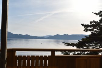 田沢湖畔の宿とカタクリ