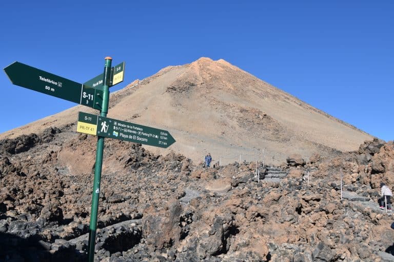 テイデ国立公園へのツアーで 極寒のテイデ山に登るーテネリフェ島