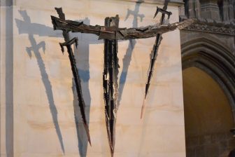 カンタベリー大聖堂の中にあった剣とその影