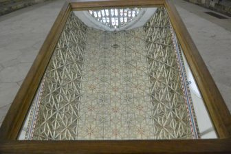 カンタベリー大聖堂内の参事会室の天井を写す鏡