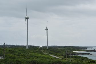 日本　宮古島　風力発電機　２基