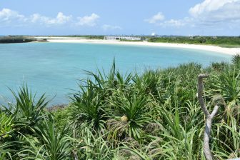 日本　宮古島　伊良部大橋　たもと　白浜　