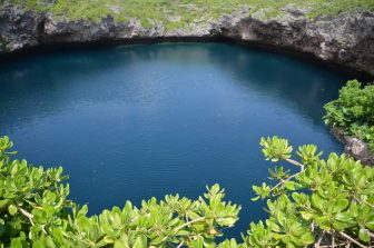 日本　下地島　通り池　深い青緑色