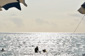 日本　宮古島　ビーチ　水浴び　午後の光