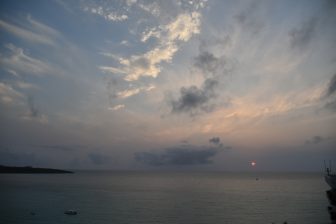 日本　宮古島　日没　大空　海