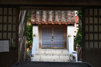 Japan-Miyakojima-Hiraracho-Pyarumizu Utaki-door-roof