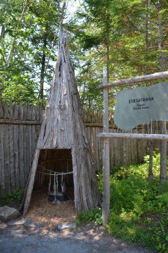カナダのヒューロン族の燻し小屋