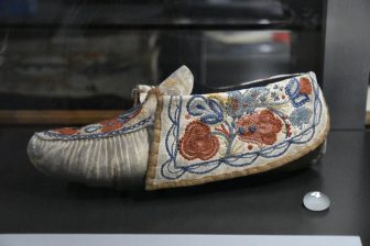 Canada-Quebec-Wendake-museum-moccasin