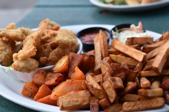 Canada-Prince Edward Island-Charlottetown-restaurant-Water Prince Corner Shop-fried oysters-chips