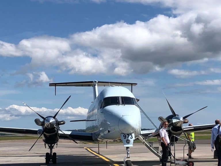 小さい飛行機でプリンス・エドワード島を発つ