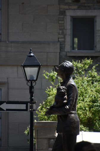 カナダ　モントリオールのダルム広場にあるパグを抱えた英国紳士の像