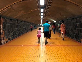 カナダ　モントリオールの地下鉄駅の構内の通路を歩く人々