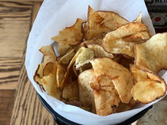 カナダ　モントリオール　空港　レストラン　ポテトチップス