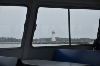 カナダ　ハリファックス　Halifax Marine Wildlife Tour 灰色　灯台　窓　