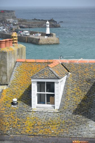 England-Cornwall-St Ives-house-roof-yellow-sea-lighthouse