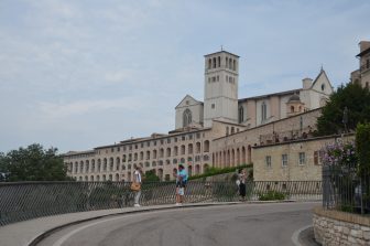 Hacia Basilica de San Francesco en Assisi