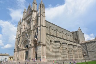 イタリア　ウンブリア州　オルヴィエート　大聖堂　側面　白黒　縞模様