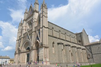 Italy-Umbria-Orvieto-cathedral-side view-black and white stripes