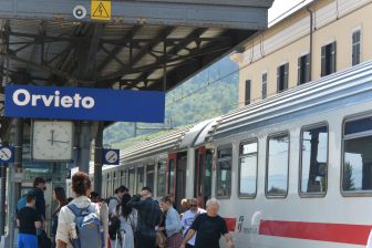 Italy-Umbria-Orvieto-station-train-people