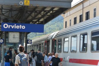 イタリア　ウンブリア州　オルヴィエート　駅　列車　人々