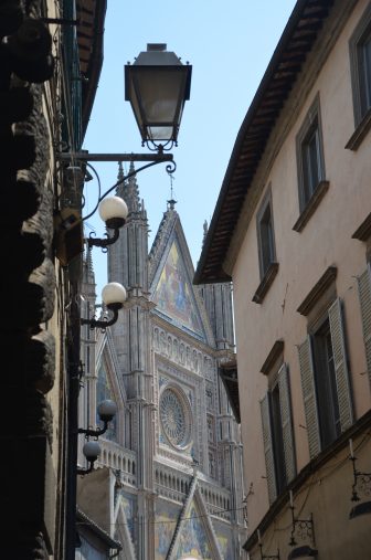 Italy-Umbria-Orvieto-cathedral-facade-houses-street lamps