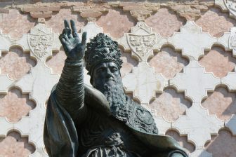 イタリア　ウンブリア州のペルージャの観光名所、11月4日広場にあるサン・ロレンツォ大聖堂前の彫像　