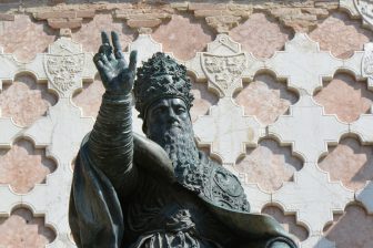 Italy-Umbria-Perugia-Cathedral of San Lorenzo-statue-wall-pattern