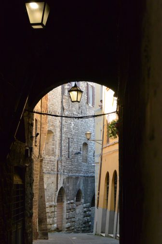 Italy-Umbria-Perugia-alley-street lamps