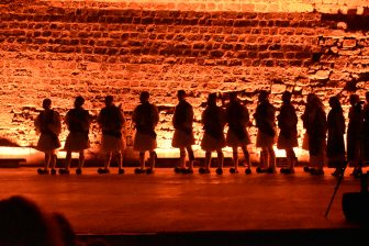 Cena greca e danze greche nella città di Rodi