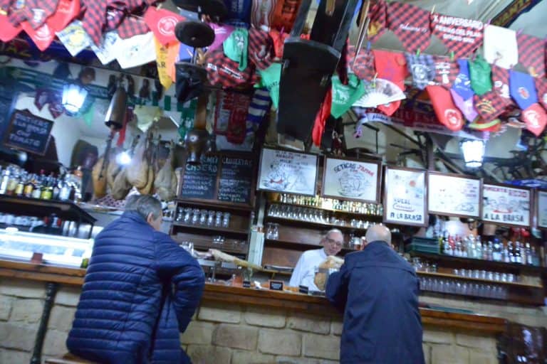 Un bel ristorante molto decorato, a Saragozza