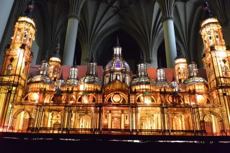 スペイン　サラゴサ　Iglesia del Sagrado Corazon de Jesus クリスタル　山車　ヌエストラ・セニョーラ・デル・ピラール聖堂