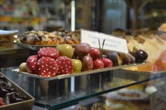 Spain-Zaragoza-Alfonso I Street-shop window-cakes