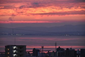 日本　九州　大分県　別府　鉄輪温泉　山水館　窓から　朝焼け