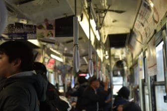 Giappone-Kyushu-Kumamoto-tram-affollatto