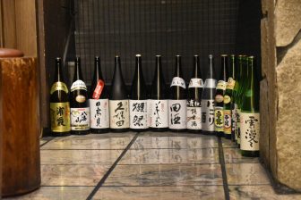 日本　九州　熊本市　居酒屋「御縁」　入口　酒瓶