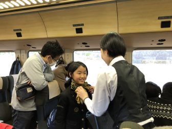 apón-Kyushu-Oita-train- "Yufuin no Mori" -niños en uniforme 