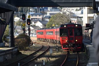 Japan-Kyushu-Oita-Yufuin-station-train-"Yufu No.3"-red