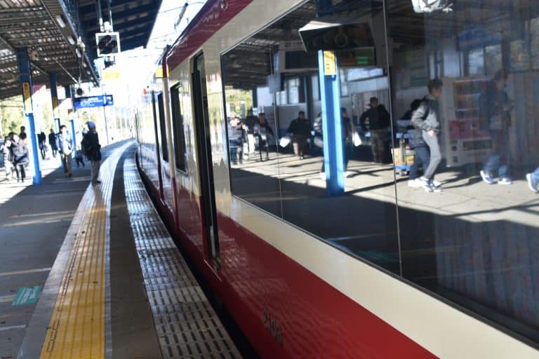 Japón-Kanagawa-Miura-Misakiguchi-Keikyu-plataforma de tren