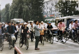 中国　昆明　人々　自転車　交通整理