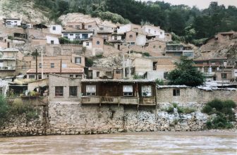 China-Lanzhou-Yellow River-houses