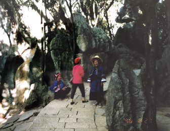 中国　石林　国立公園　サニ族　女性