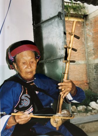 Shilin-China-Mujer-Tocando-Musica-Sani-Casa-Cantora