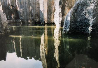 中国　石林　池　岩　リフレクション