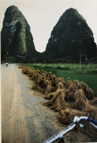 中国　陽朔　サイクリング　道路　山