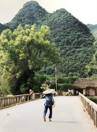 China-Xingping-mountain-bridge-people