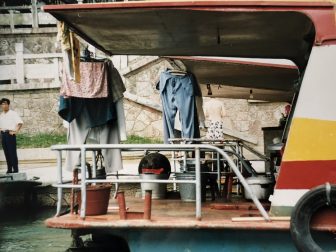 China-Yangshuo-barco-vida-hombre-limpiandose