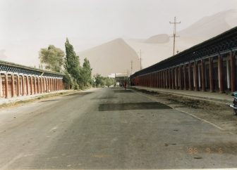 中国　敦煌　通り　砂山　鳴沙山