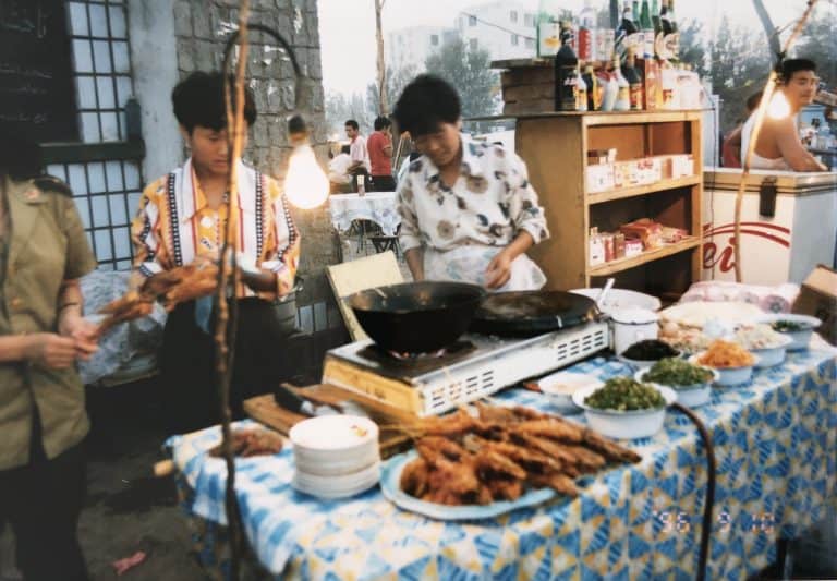 Las calles de los mercados de comida y el cielo estrellado en Turpan