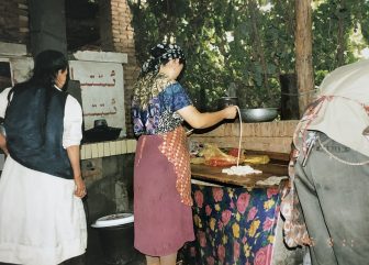 中国　トルファン　食堂　麺を打つ人