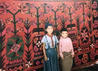 China-Turpan-bazaar-carpet-children